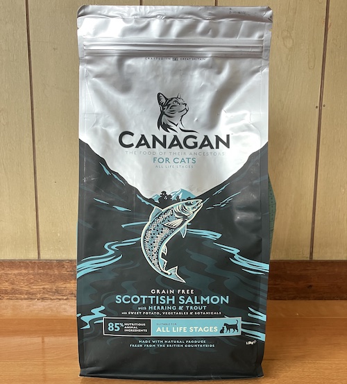 カナガンキャットフード サーモンのパッケージ画像（表面1）