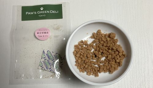 パウズグリーンデリ（猫用フリーズドライ）の盛り付け画像2
