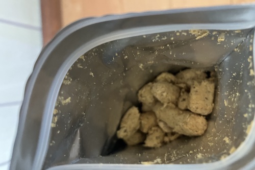 K9ナチュラル(犬用)の袋の中身とジッパー画像