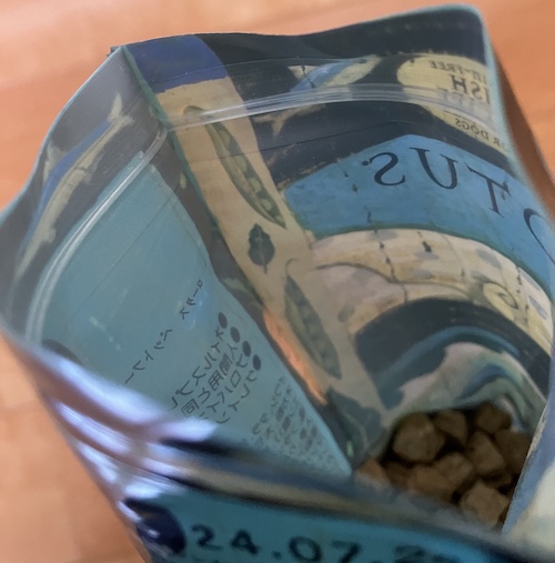 ロータスドッグフードのジッパー部分