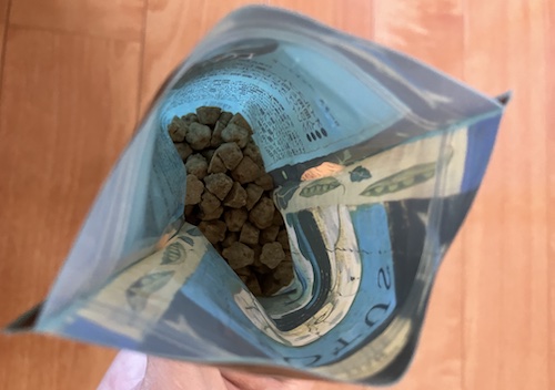 ロータスドッグフードの袋の中身