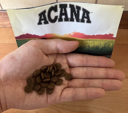 アカナドッグフードの粒