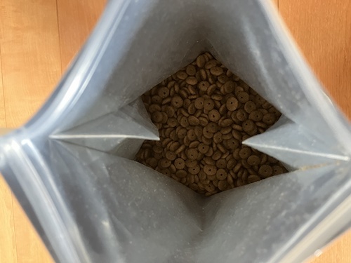 ユリカゴドッグフードの袋の中身