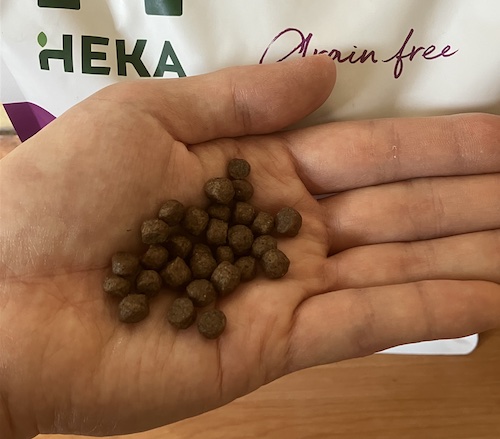 HEKAドッグフードの粒