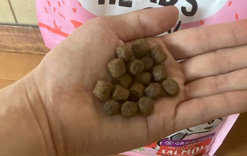 バーキングヘッズドッグフードの粒